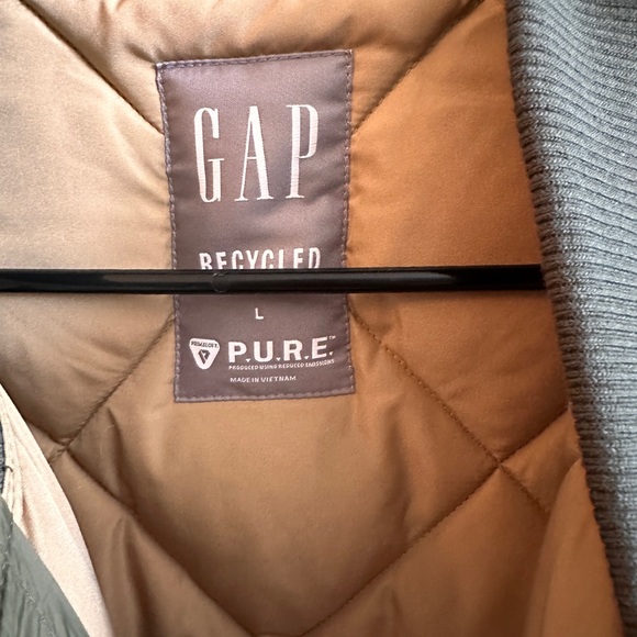 Like new quilted bomber jacket by GAP - Picture 3 of 3